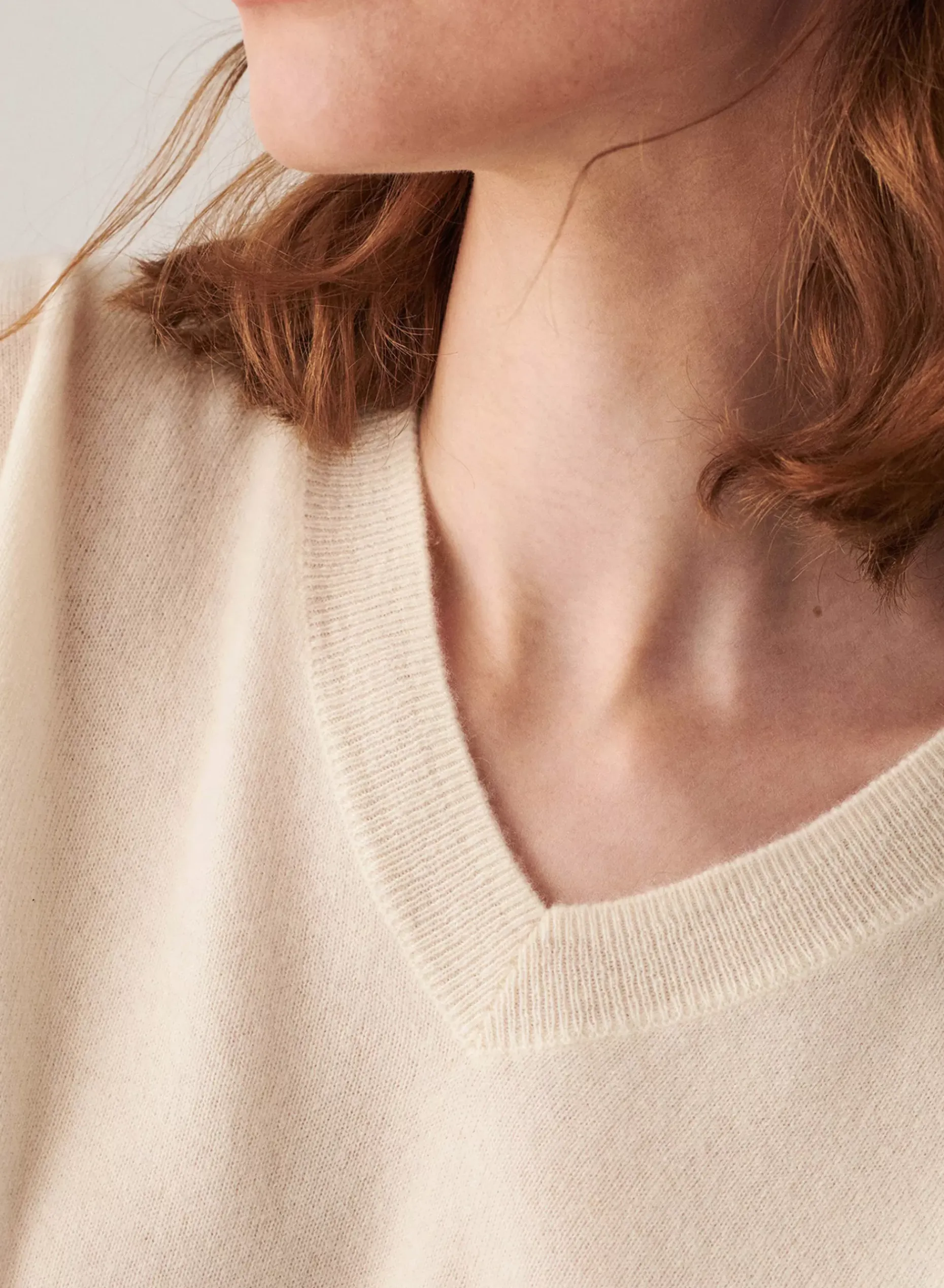 Maison Montagut Pulls>Pull Col V En Cachemire A Fentes Et Bords Cotes - Alienor