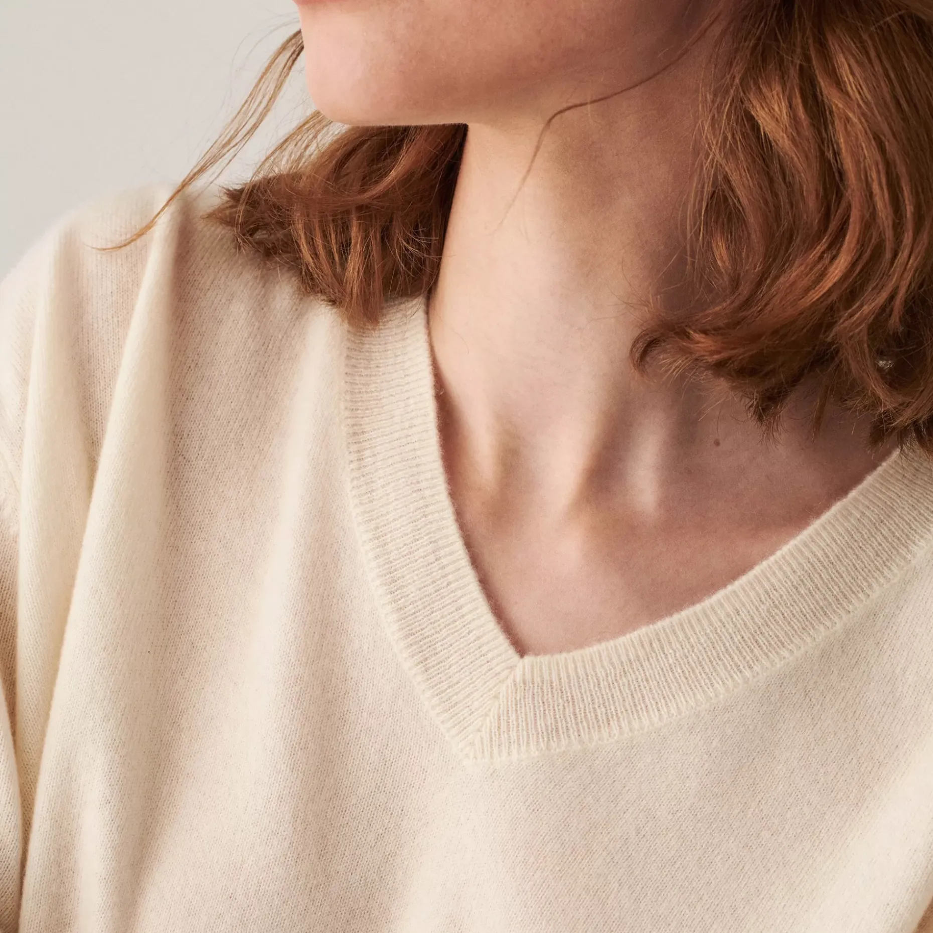 Maison Montagut Pulls>Pull Col V En Cachemire A Fentes Et Bords Cotes - Alienor