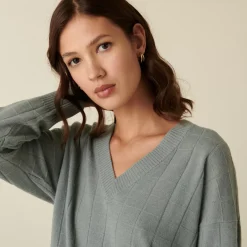 Maison Montagut Pulls>Pull En Cachemire Col V En Jeu De Maille Quadrille - Canelle