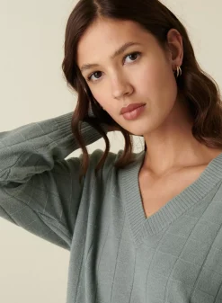 Maison Montagut Pulls>Pull En Cachemire Col V En Jeu De Maille Quadrille - Canelle