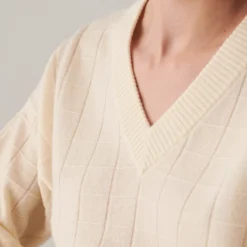 Maison Montagut Pulls>Pull En Cachemire Col V En Jeu De Maille Quadrille - Canelle