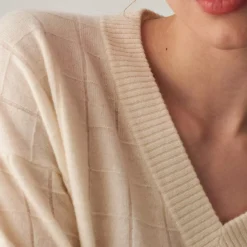 Maison Montagut Pulls>Pull En Cachemire Col V En Jeu De Maille Quadrille - Canelle